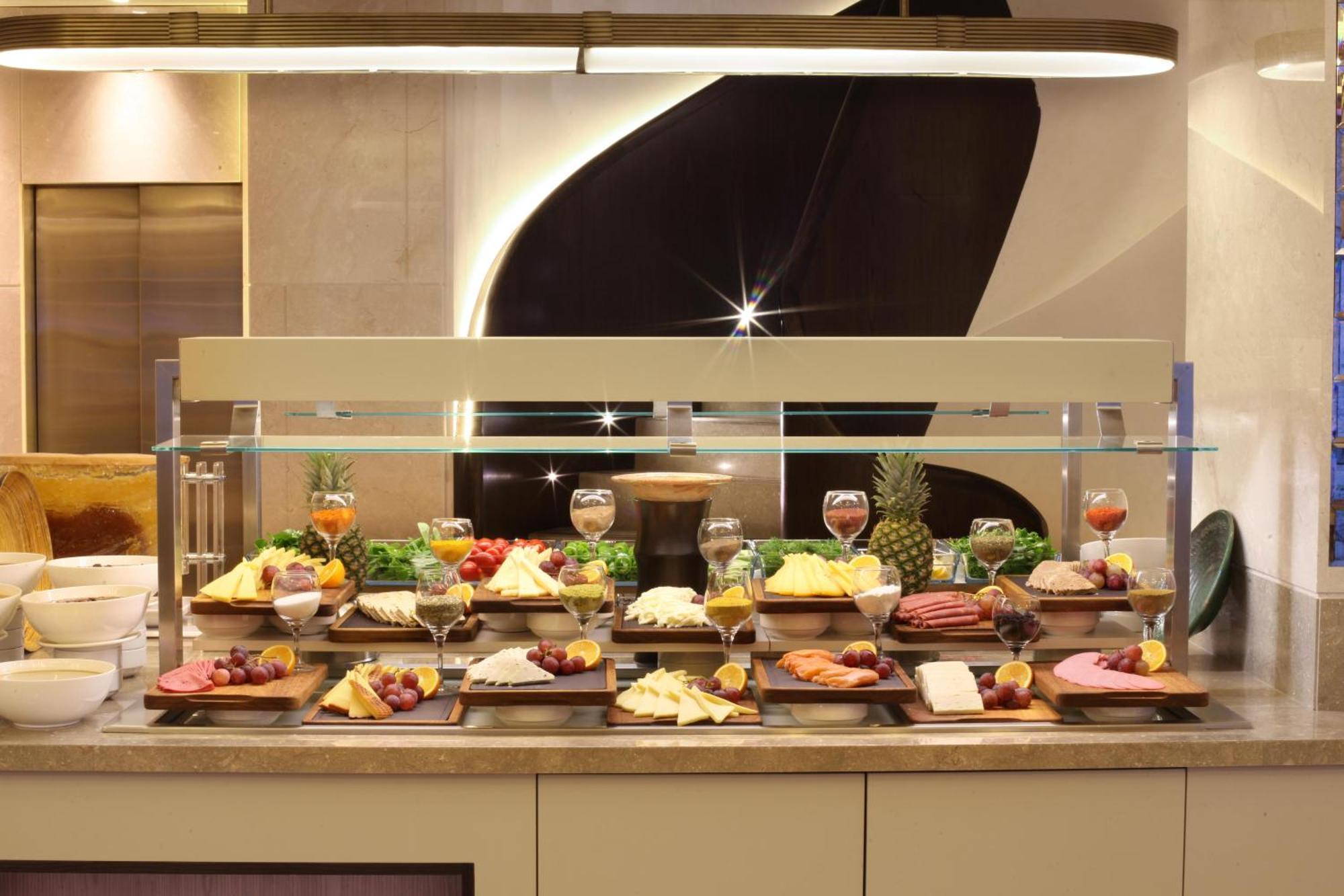Bentley Hotel Bosphorus - Special Class Istanbulská provincie Exteriér fotografie A cheese display