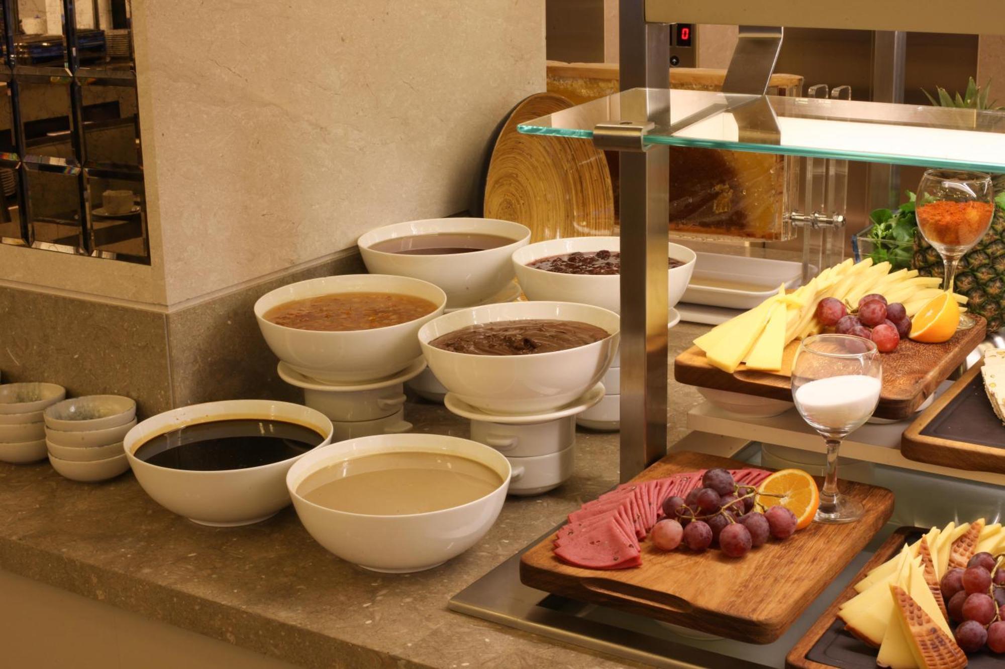 Bentley Hotel Bosphorus - Special Class Istanbulská provincie Exteriér fotografie A selection of various jams and honey