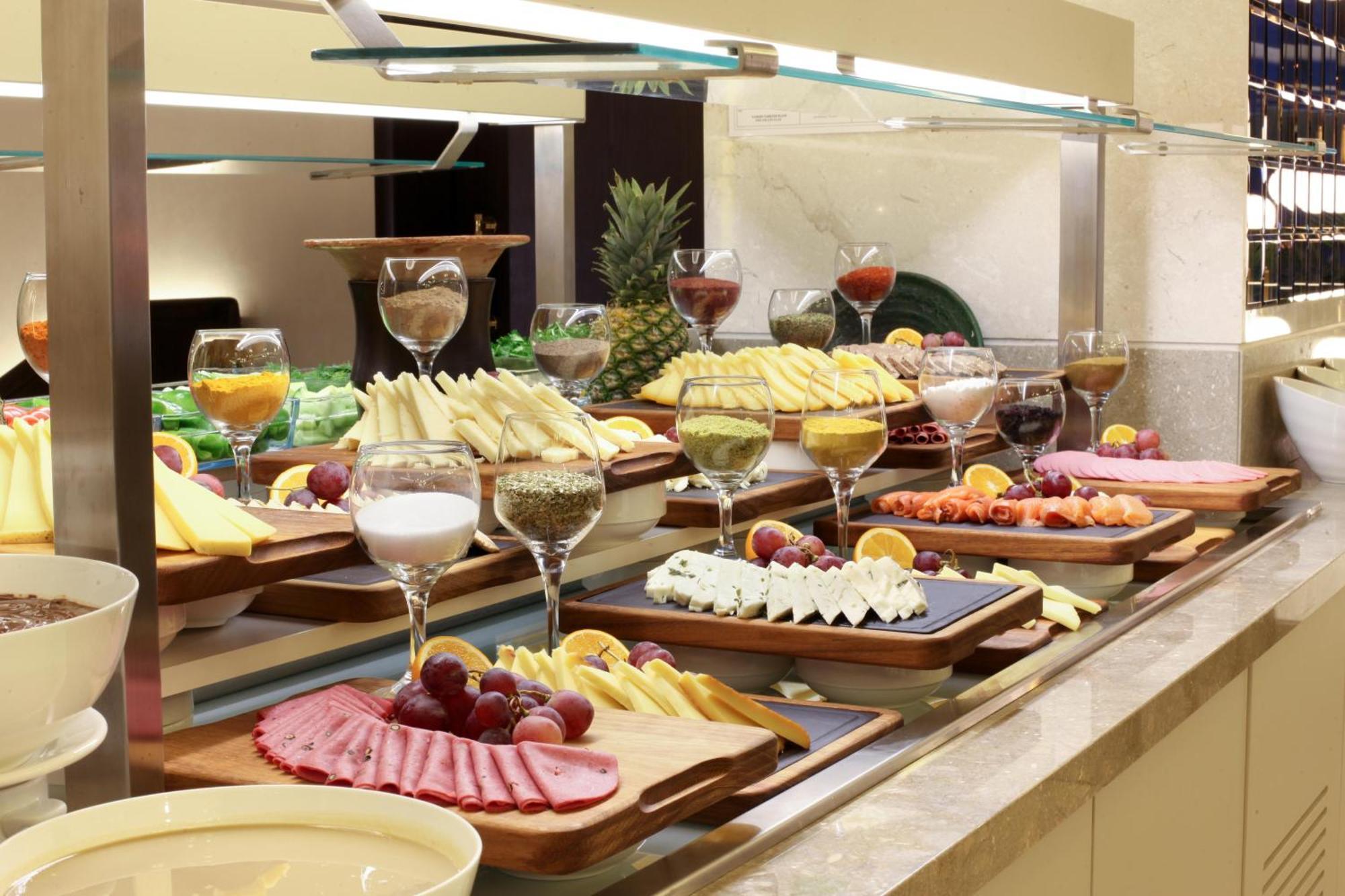Bentley Hotel Bosphorus - Special Class Istanbulská provincie Exteriér fotografie A buffet at a hotel