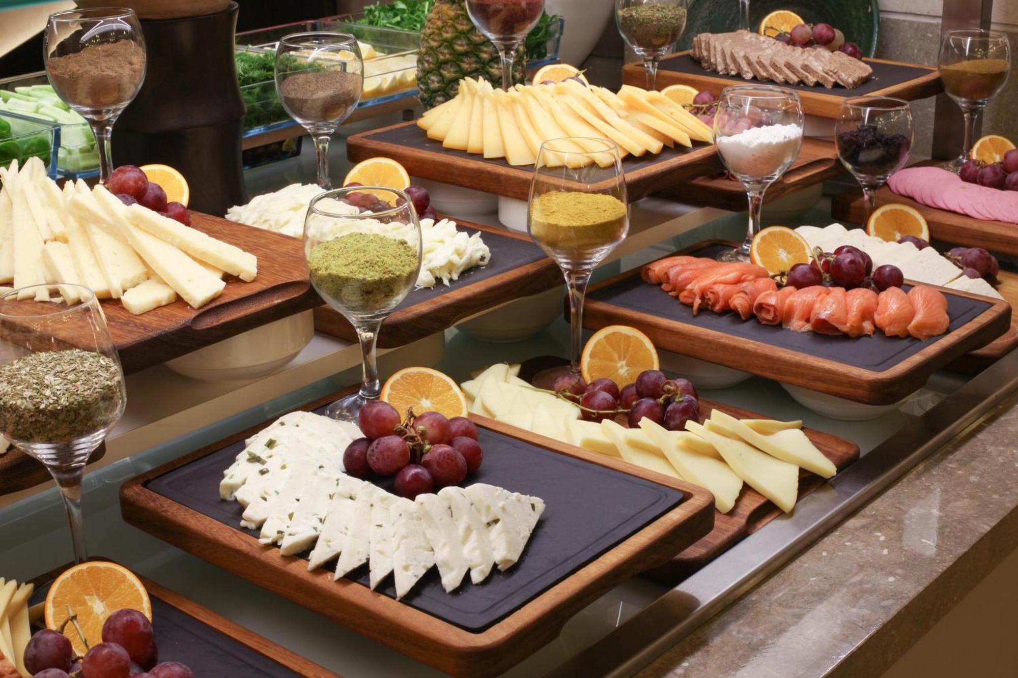 Bentley Hotel Bosphorus - Special Class Istanbulská provincie Exteriér fotografie A cheese platter