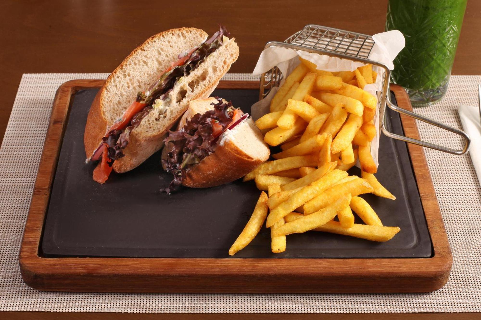 Bentley Hotel Bosphorus - Special Class Istanbulská provincie Exteriér fotografie A club sandwich with chips