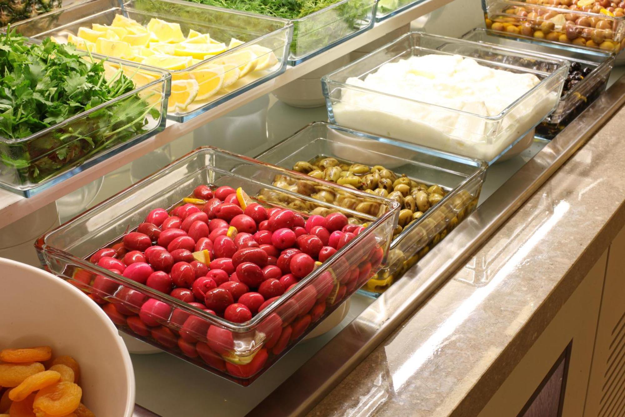 Bentley Hotel Bosphorus - Special Class Istanbulská provincie Exteriér fotografie Cherry tomatoes and olives