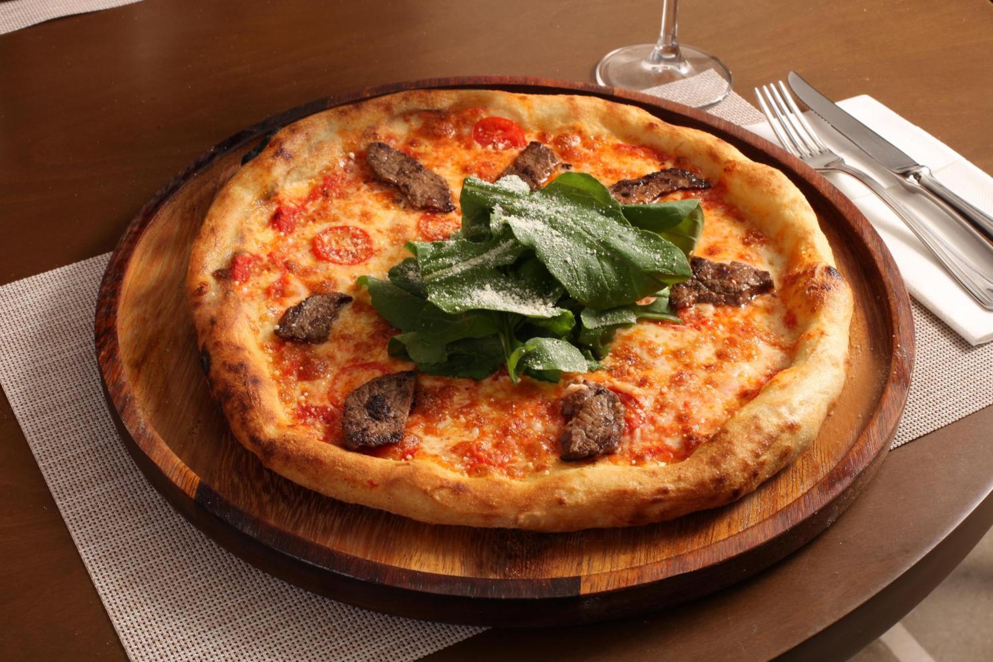 Bentley Hotel Bosphorus - Special Class Istanbulská provincie Exteriér fotografie A pizza with sausage and arugula